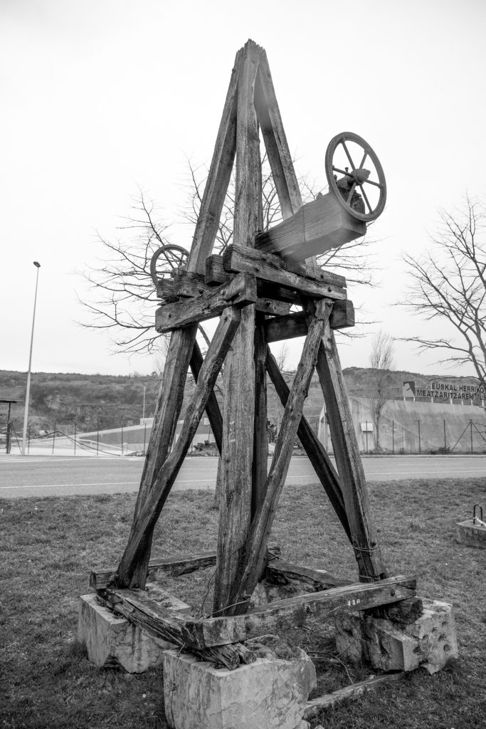 Antiguo material minero expuesto en el exterior del Museo de la Minería del País Vasco. Gallarta. Bizkaia. 2016