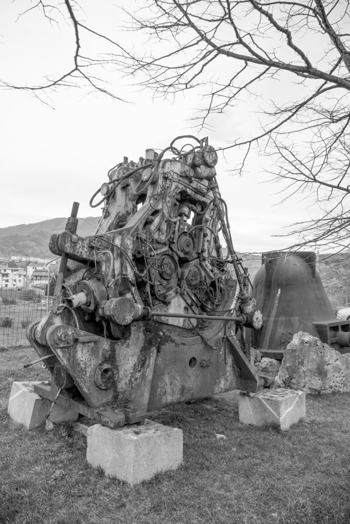 Antiguo material minero expuesto en el exterior del Museo de la Minería del País Vasco. Gallarta. Bizkaia. 2016