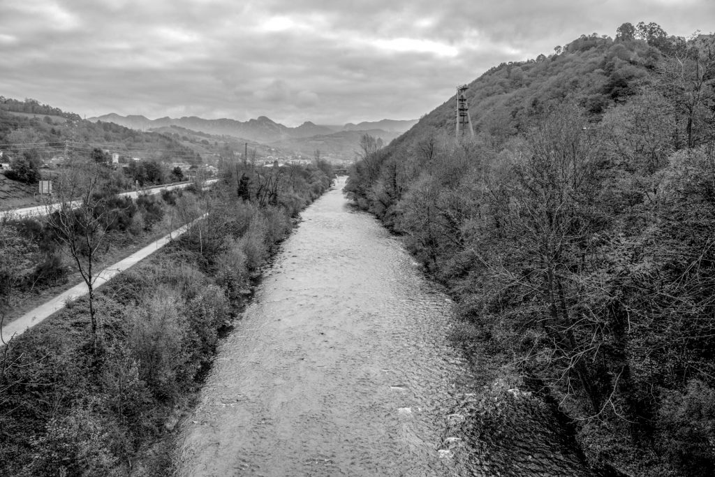 Rio Nalon a su paso por el Pozo Carrio. Laviana. Asturias 2016
