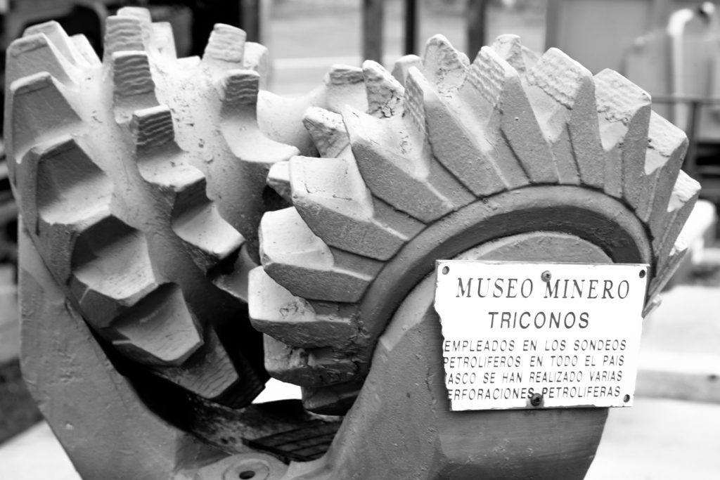 Antiguo material minero expuesto en el exterior del Museo de la Minería del País Vasco. Gallarta. Bizkaia. 2016