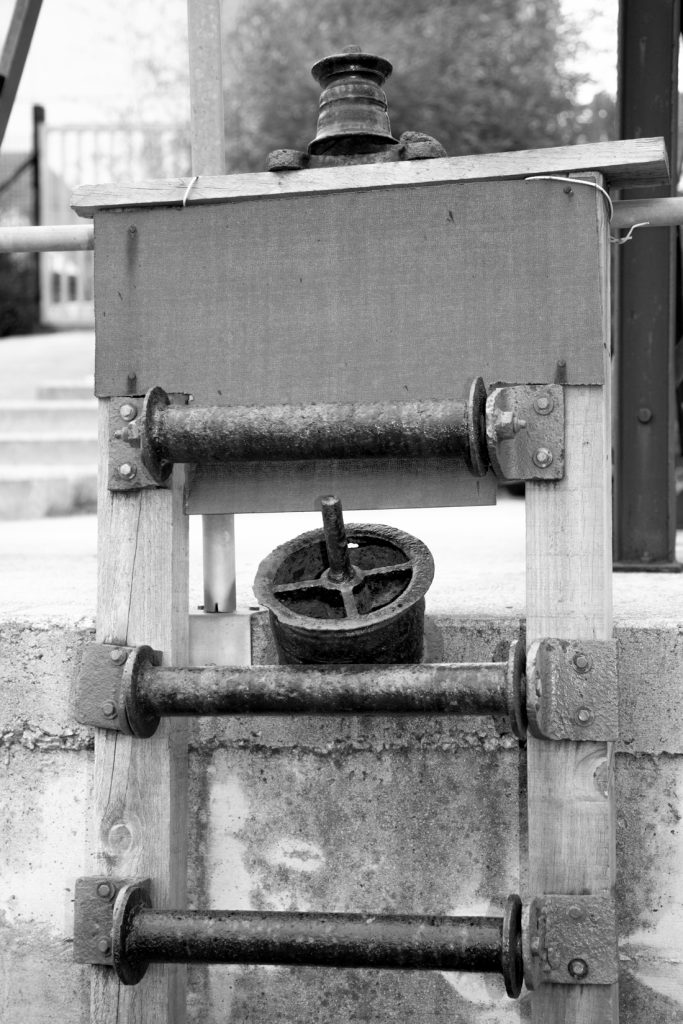 Antiguo material minero expuesto en el exterior del Museo de la Minería del País Vasco. Gallarta. Bizkaia. 2016