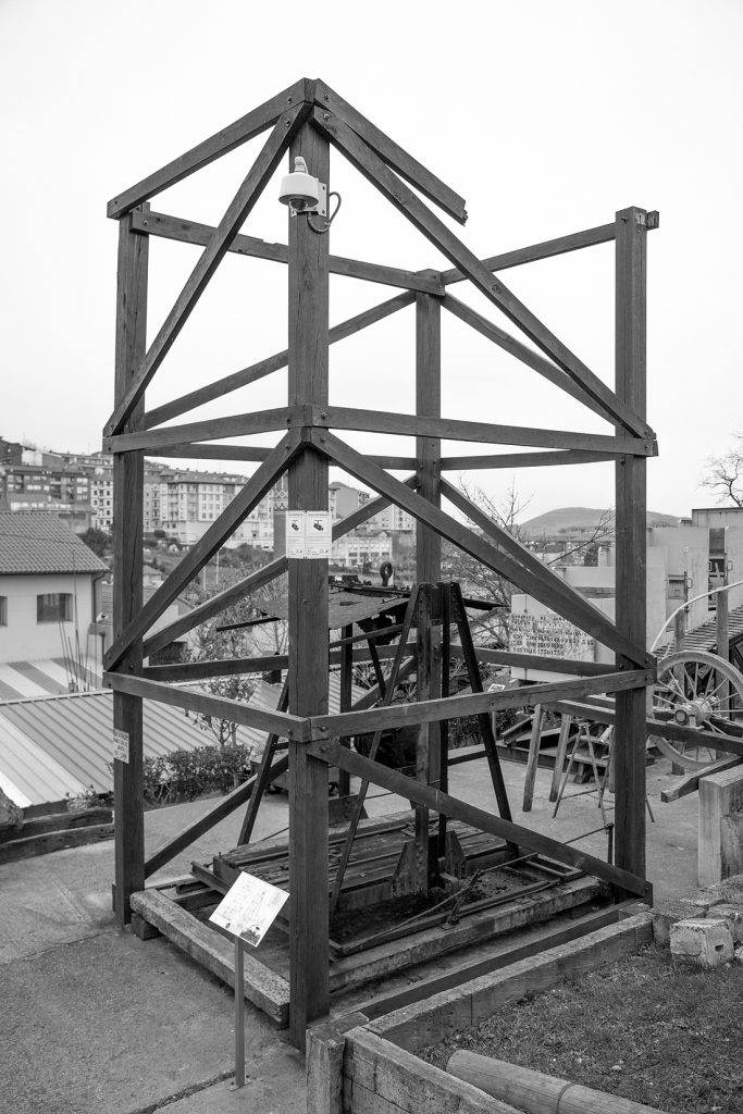 Antiguo material minero expuesto en el exterior del Museo de la Minería del País Vasco. Gallarta. Bizkaia. 2016