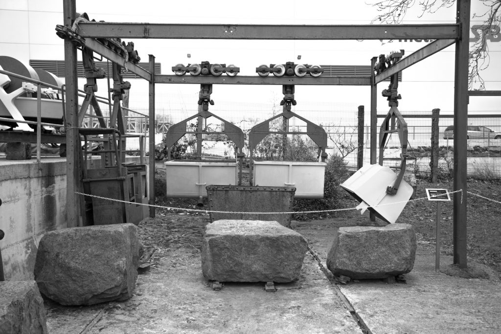 Antiguo material minero expuesto en el exterior del Museo de la Minería del País Vasco. Gallarta. Bizkaia. 2016