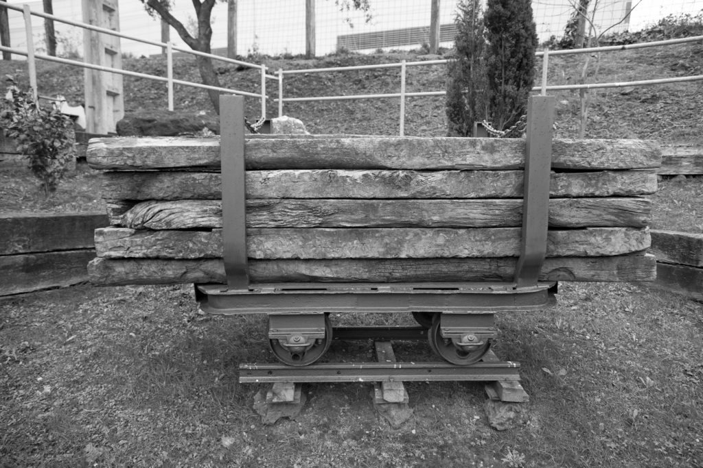 Antiguo material minero expuesto en el exterior del Museo de la Minería del País Vasco. Gallarta. Bizkaia. 2016