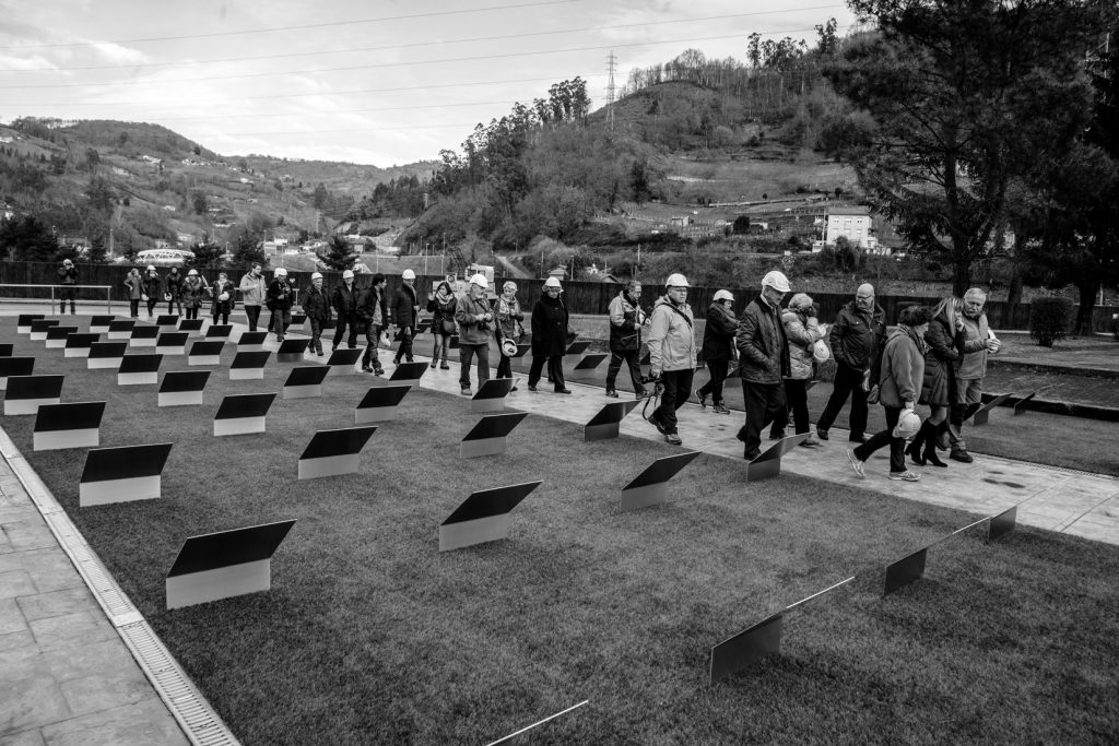 Visita de antiguos trabajadores mineros de la Cuenca de Sabero al Memorial del Pozo Sotón. S.M.R.A. Asturias. 2017