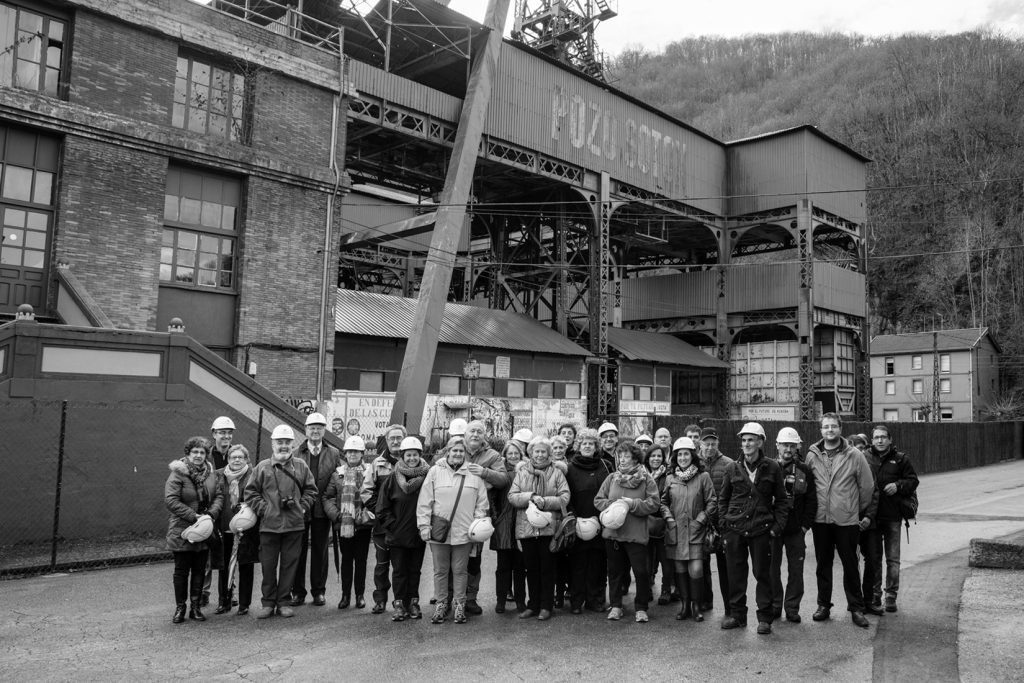 Visita de antiguos trabajadores mineros de la Cuenca de Sabero al Memorial del Pozo Sotón. S.M.R.A. Asturias. 2017