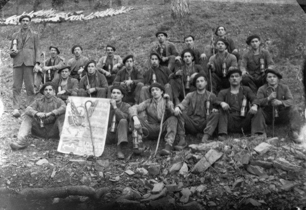 Grupo de mineros de Cementos Fradera S. A. en el exterior de la mina de Vega La Muela. Laviana. Asturias. 1936
