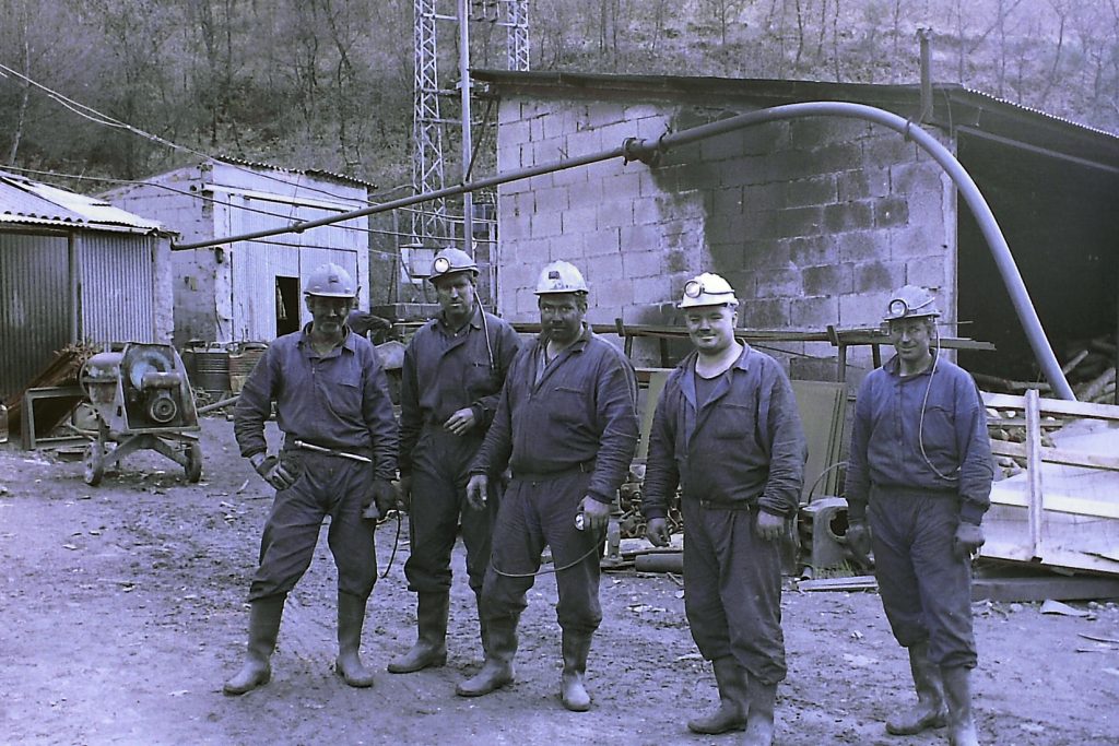 Mineros en el exterior de la Mina del Valdeloso S.L. Folgoso de la Ribera. Leon 1999