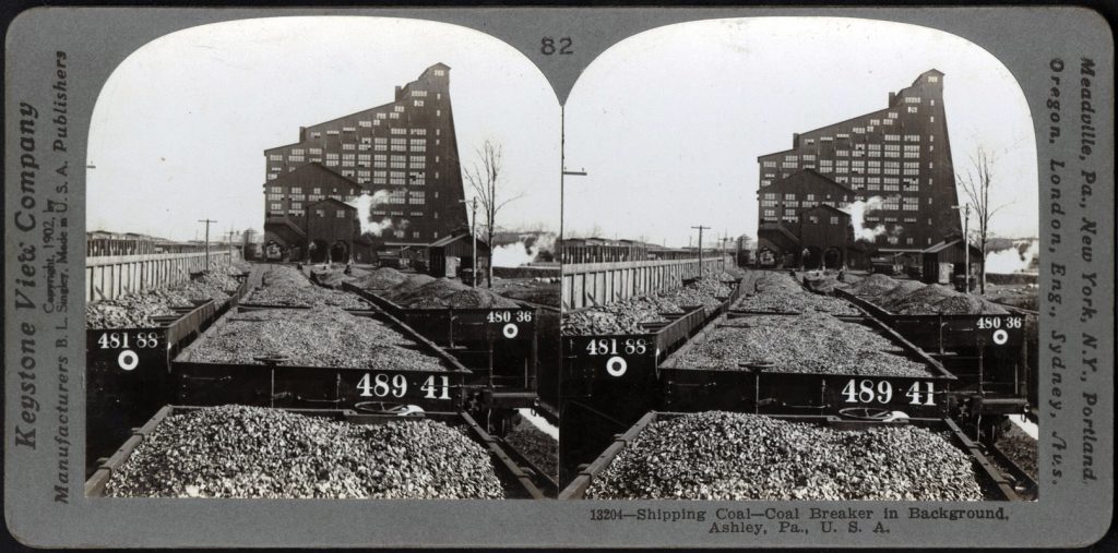 Fotografía estéreo de carbón cargado con el lavadero al fondo en Ashley, Pensilvania. Estados Unidos. 1909.