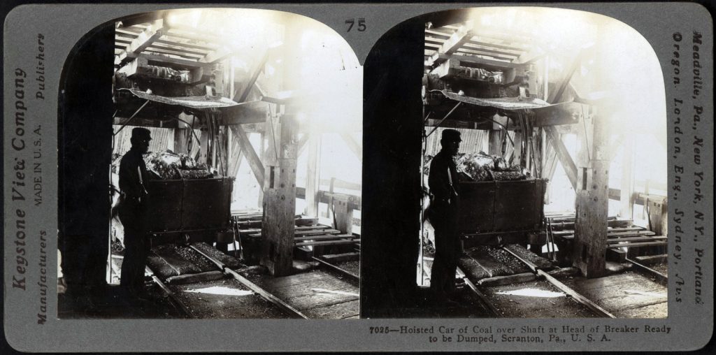 Fotografía estéreo de un vagón de carbón sobre el pozo listo para ser vaciado en el lavadero. Scranton, Pensilvania. Estados Unidos. 1909.