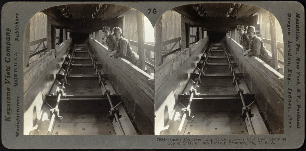 Fotografía estéreo del interior de la cinta transportadora que lleva el carbón desde la parte alta del pozo al lavadero. Scranton, Pensilvania. Estados Unidos. 1909.