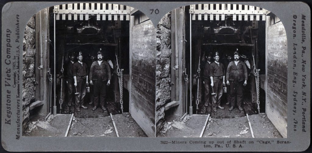 Fotografía estéreo de mineros saliendo de la jaula al exterior del pozo. Scranton, Pensilvania. Estados Unidos. 1909.