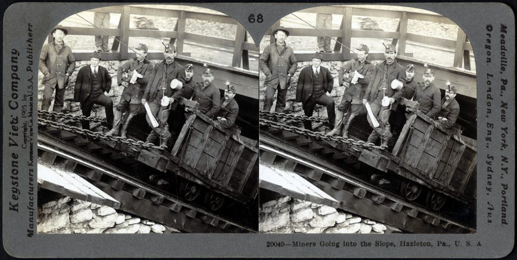 Fotografía estéreo de mineros en un plano inclinado. Hazleton, Pensilvania. Estados Unidos. 1909.