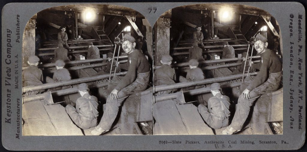 Fotografía estéreo de jóvenes seleccionando la pizarra en una mina de antracita en Scranton, Pensilvania. Estados Unidos. 1909.