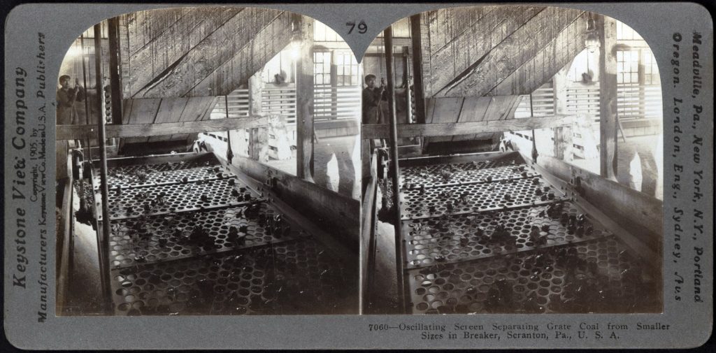 Fotografía estéreo de una criba vibratoria para la separación del carbón por tamaño en el lavadero. Scranton, Pensilvania. Estados Unidos. 1909.