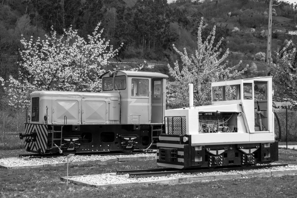 Antiguas locomotoras de transporte expuestas en el exterior del Pozo Sotón. San Martín del Rey Aurelio. Asturias. 2017