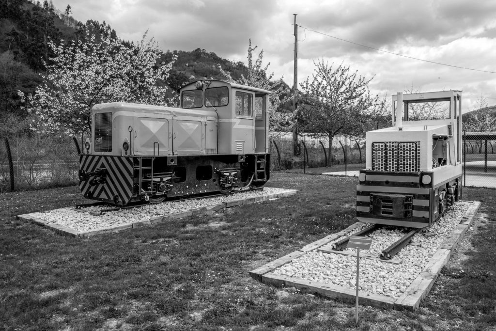 Antiguas locomotoras de transporte expuestas en el exterior del Pozo Sotón. San Martín del Rey Aurelio. Asturias. 2017