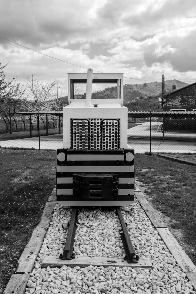 Antigua locomotora de transporte expuesta en el exterior del Pozo Sotón. San Martín del Rey Aurelio. Asturias. 2017