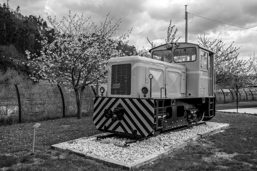 Antigua locomotora de transporte expuesta en el exterior del Pozo Sotón. San Martín del Rey Aurelio. Asturias. 2017