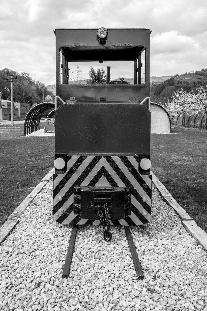 Antigua locomotora de transporte expuesta en el exterior del Pozo Sotón. San Martín del Rey Aurelio. Asturias. 2017