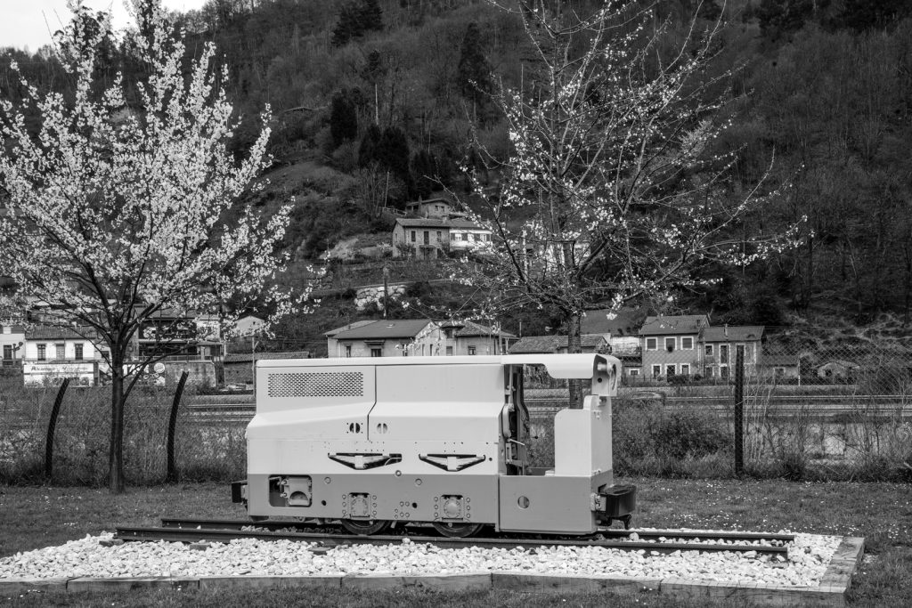 Antigua locomotora de transporte expuesta en el exterior del Pozo Sotón. San Martín del Rey Aurelio. Asturias. 2017