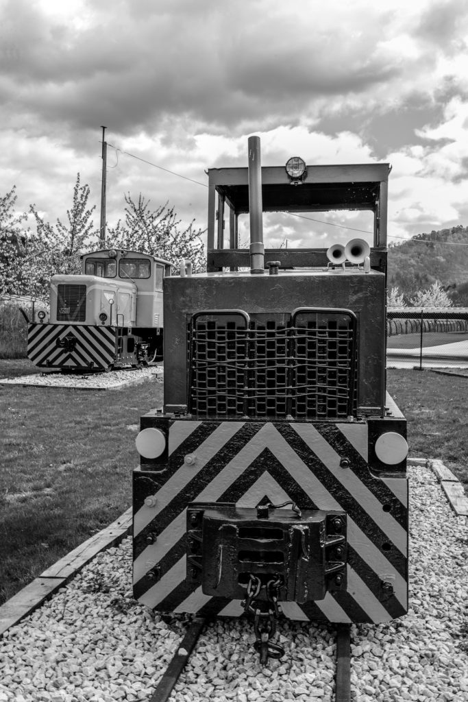Antigua locomotora de transporte expuesta en el exterior del Pozo Sotón. San Martín del Rey Aurelio. Asturias. 2017