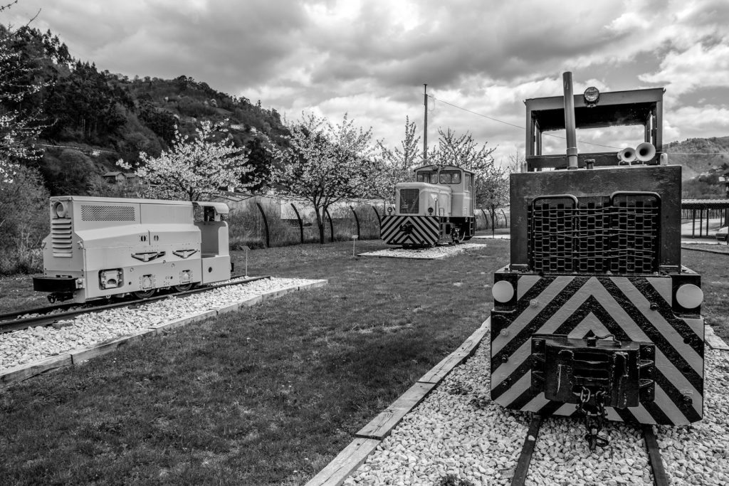 Antiguas locomotoras de transporte expuestas en el exterior del Pozo Sotón. San Martín del Rey Aurelio. Asturias. 2017