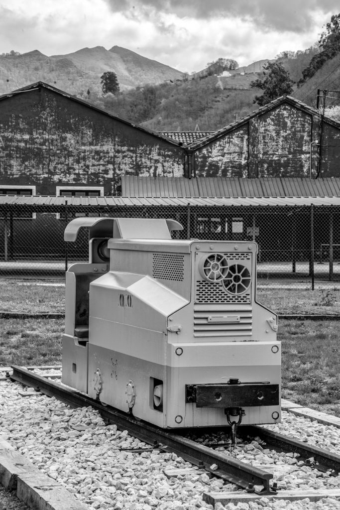 Antigua locomotora de transporte expuesta en el exterior del Pozo Sotón. San Martín del Rey Aurelio. Asturias. 2017