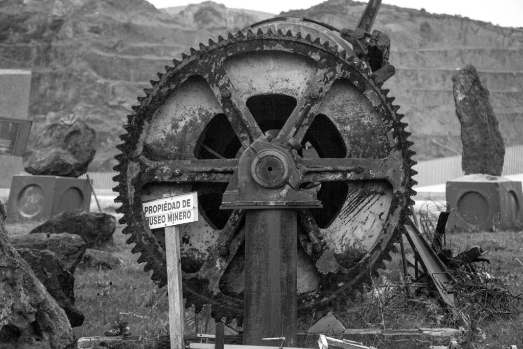 Antiguo material minero expuesto en el exterior del Museo de la Minería del País Vasco. Gallarta. Bizkaia. 2017