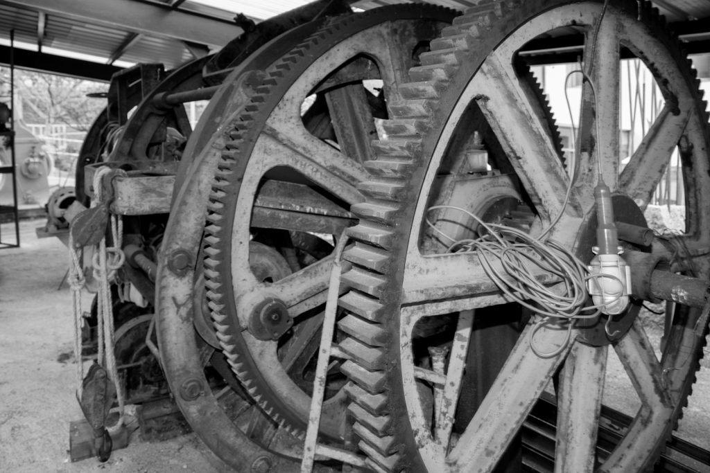 Antiguo material minero expuesto en el exterior del Museo de la Minería del País Vasco. Gallarta. Bizkaia. 2017
