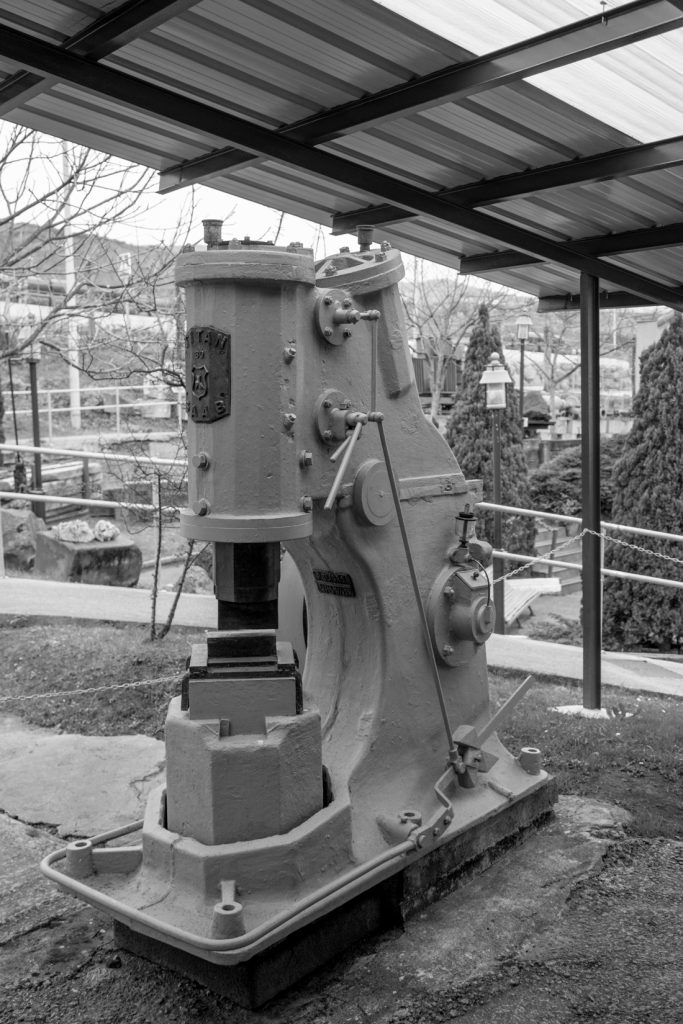 Antiguo material minero expuesto en el exterior del Museo de la Minería del País Vasco. Gallarta. Bizkaia. 2017