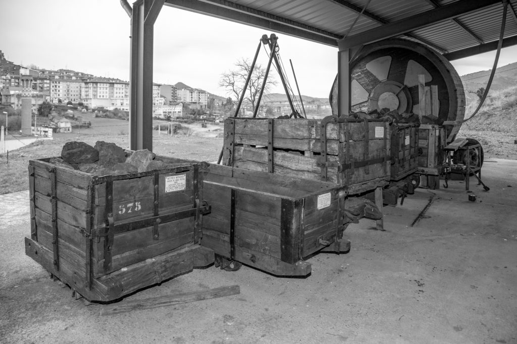 Antiguo material minero expuesto en el exterior del Museo de la Minería del País Vasco. Gallarta. Bizkaia. 2017