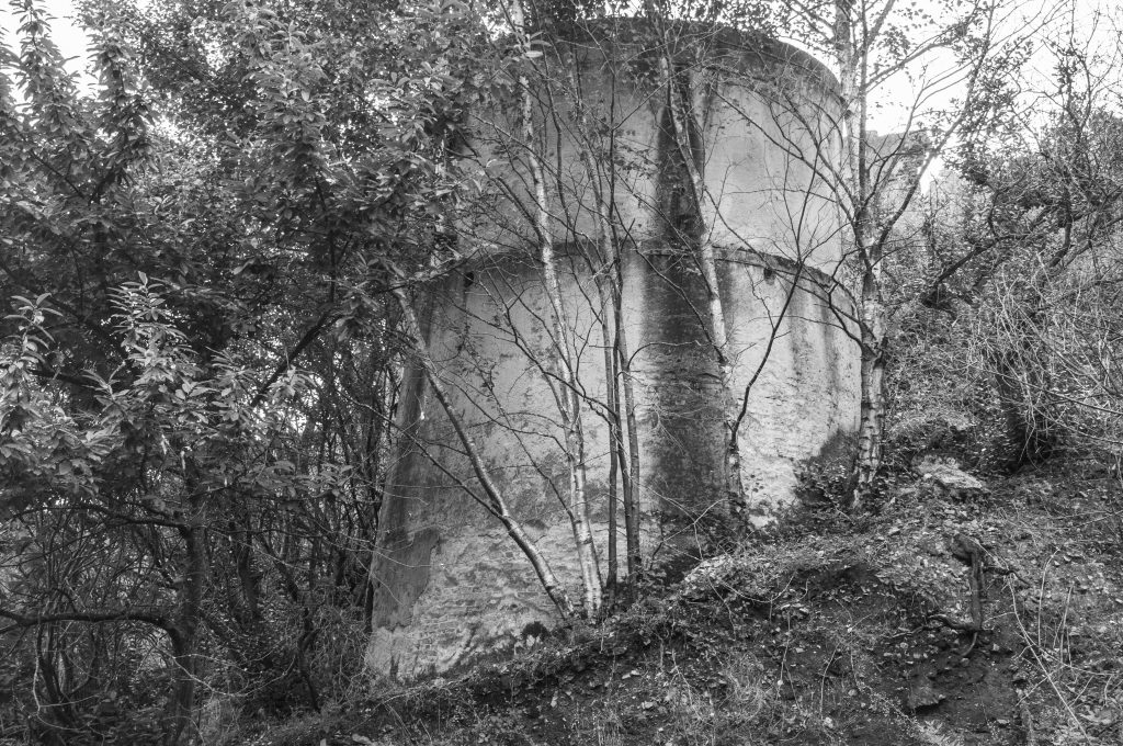 Silo o depósito cerca del lavadero La Florida, El Rodical, Tineo. Asturias. 2016