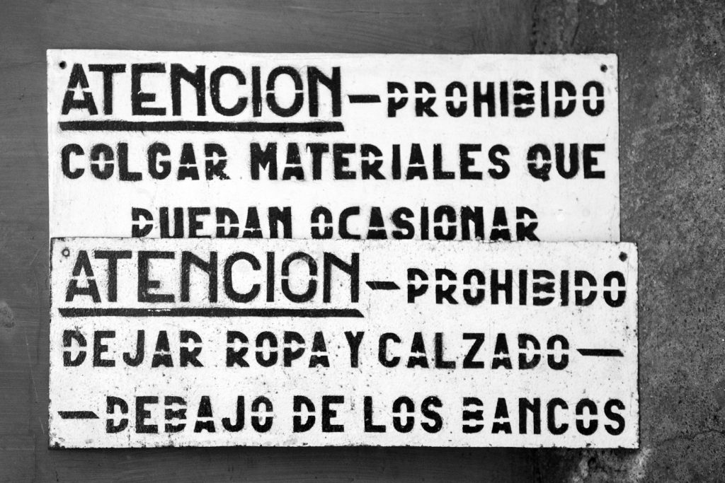 Cartel de seguridad en la Casa de aseos del Pozo Julia. Fabero. León. 2017