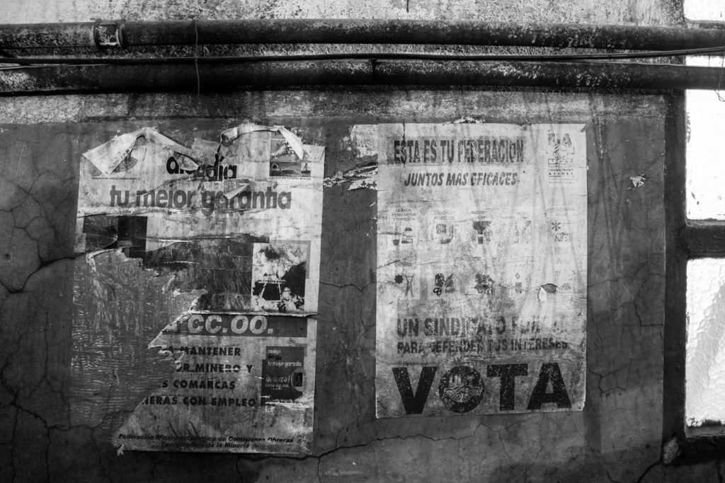 Carteles sindicales en la Casa de aseos del Pozo Julia. Fabero. León. 2017