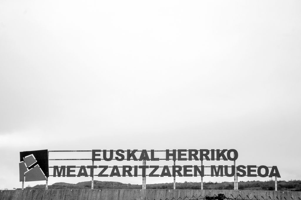 Cartel exterior del Museo de la Minería del País Vasco. Gallarta, Bizkaia. 2017