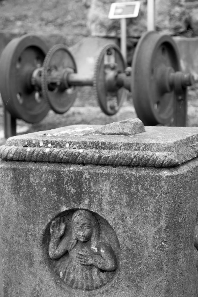 Antiguo crucero anteriormente ubicado en el Hospital Minero, expuesto en el exterior del Museo de la Minería del País Vasco. Gallarta. Bizkaia. 2016