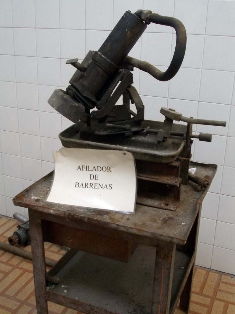 Afilador de barrenas expuesto en la zona de duchas del Pozo Julia. Fabero. León. 2016