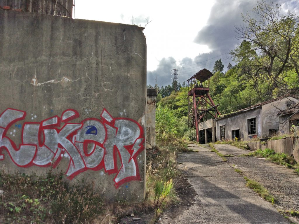 Vista lateral del Pozu Esperanza o El Tarronal. Valle de San Tirso. Mieres. Asturias. 2016