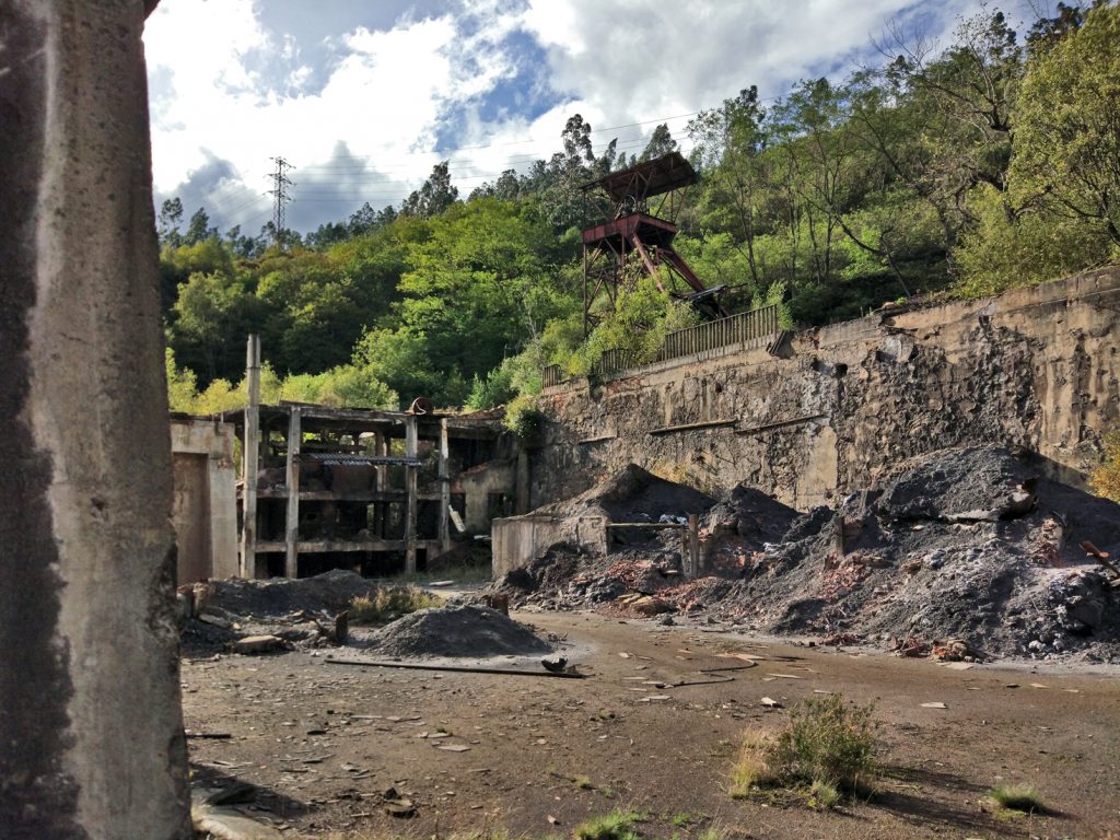 Vista general de las instalaciones del Pozu Esperanza o El Tarronal. Valle de San Tirso. Mieres. Asturias. 2016