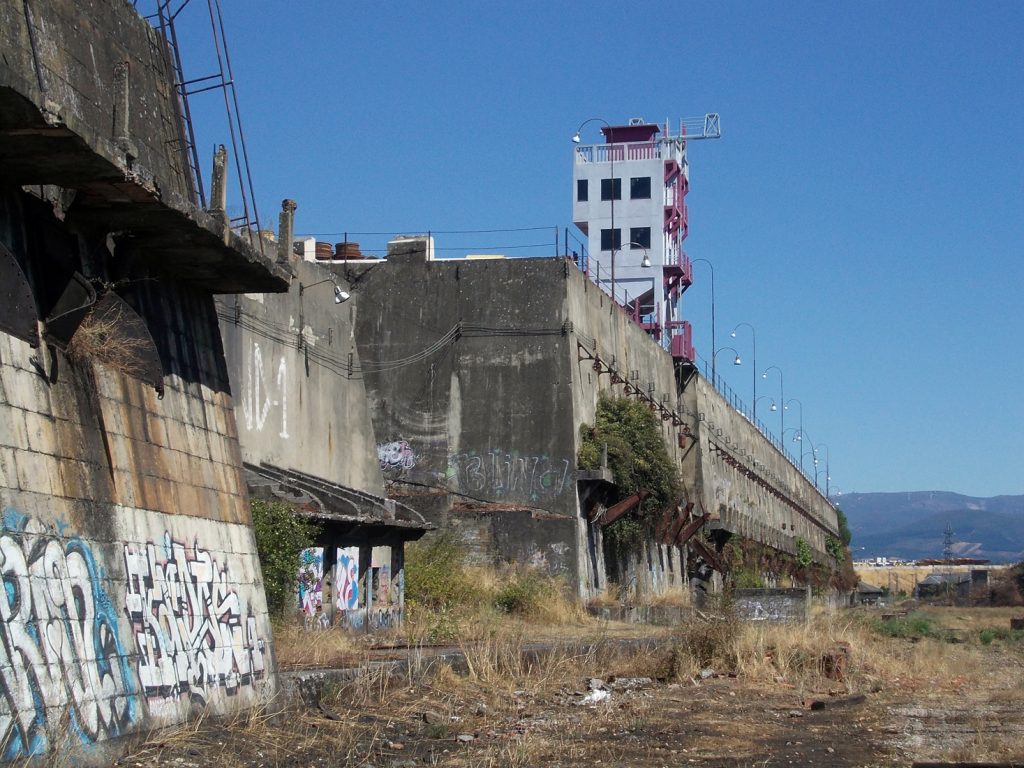 Vista de la alineación de Antracitas de Fabero en los antiguos cargaderos de carbón de La Placa. Ponferrada, León. 2016