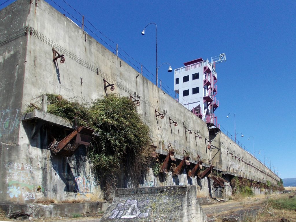 Vista de la zona occidental de los antiguos cargaderos de carbón de La Placa. Ponferrada, León. 2016