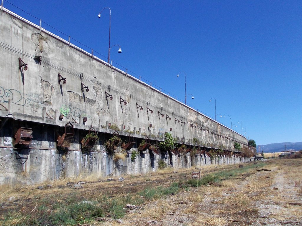 Muro de tolvas de Antracitas de Fabero en los antiguos cargaderos de carbón de La Placa. Ponferrada, León. 2016