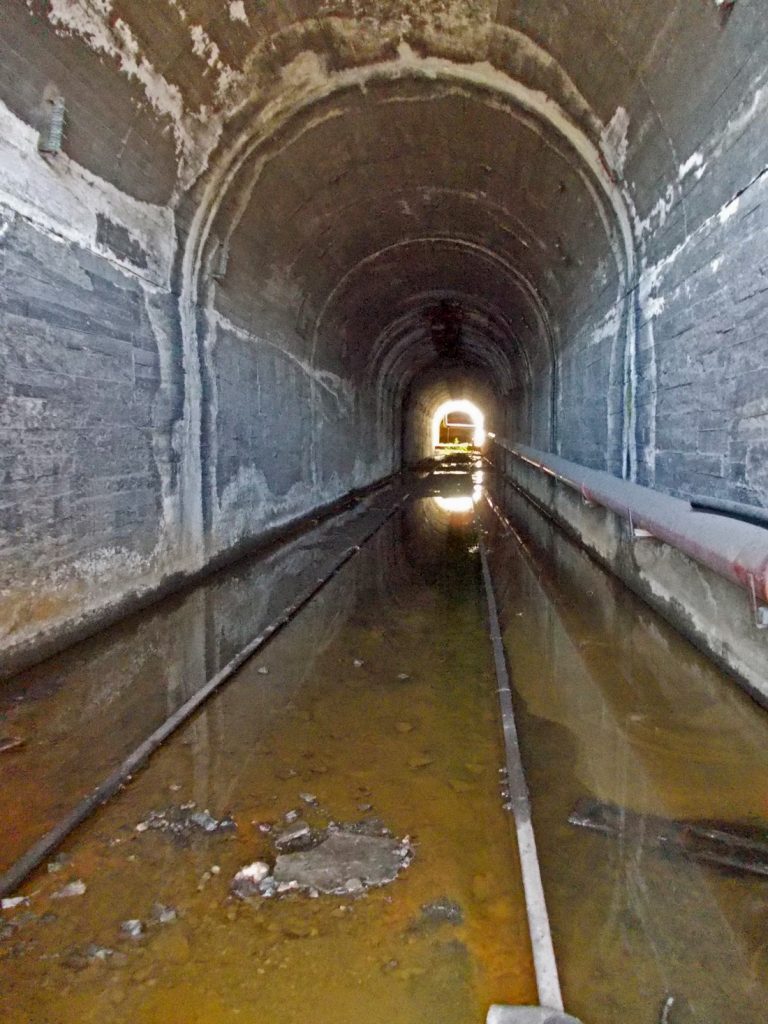 Interior del túnel de entrada de vagones en la zona oriental de los antiguos cargaderos de carbón de La Placa. Ponferrada, León. 2016