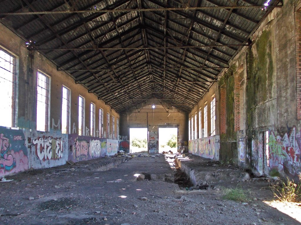 Nave de máquinas en los antiguos cargaderos de carbón de La Placa. Ponferrada, León. 2016