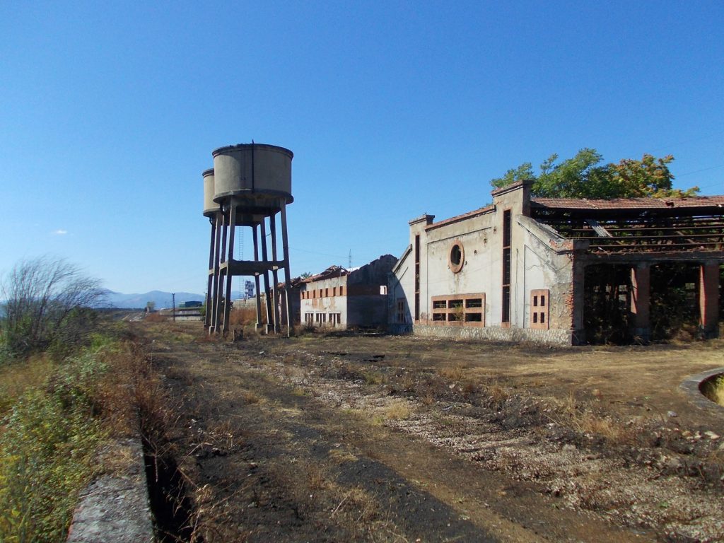 Depósitos de agua de los antiguos cargaderos de carbón de La Placa. Ponferrada, León. 2016