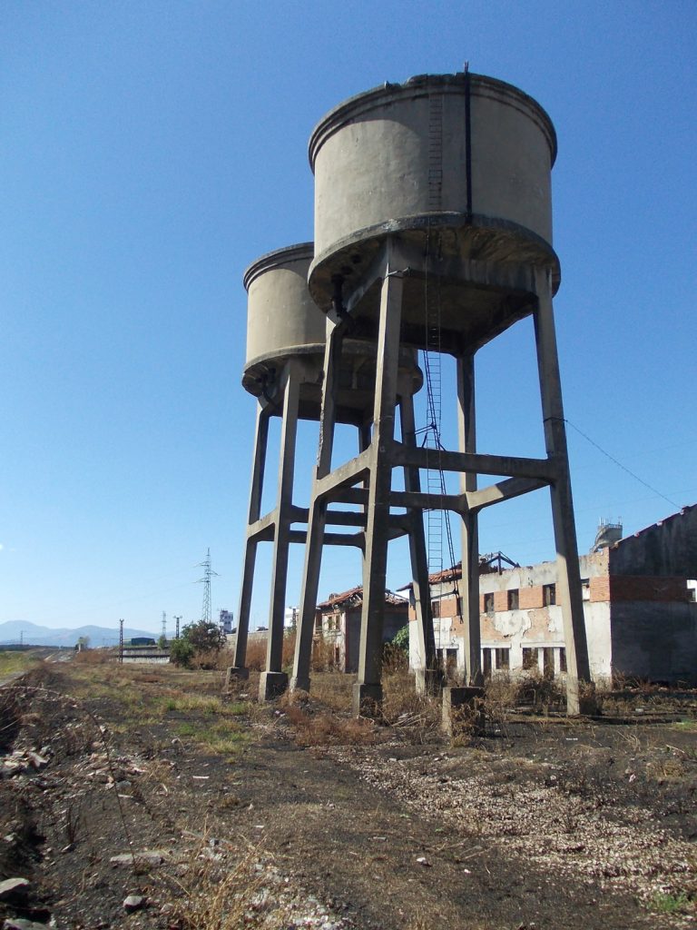 Depósitos de agua de los antiguos cargaderos de carbón de La Placa. Ponferrada, León. 2016