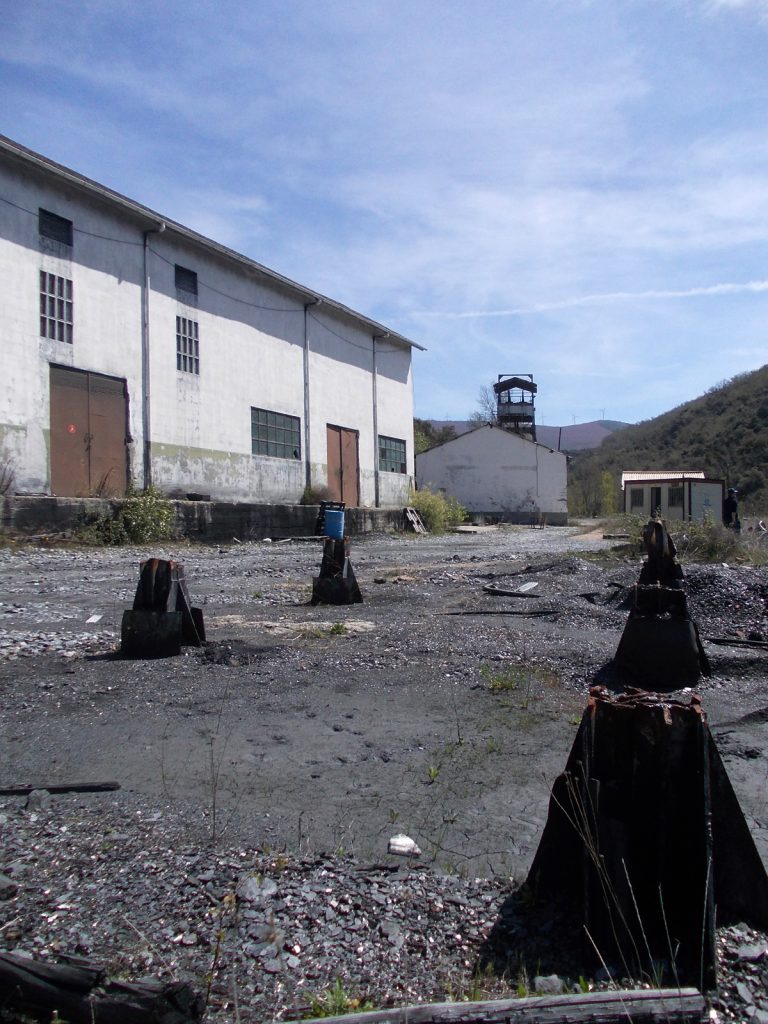 Restos de las antiguas tolvas arrancadas del Pozo Malabá. Torre del Bierzo. León. 2017