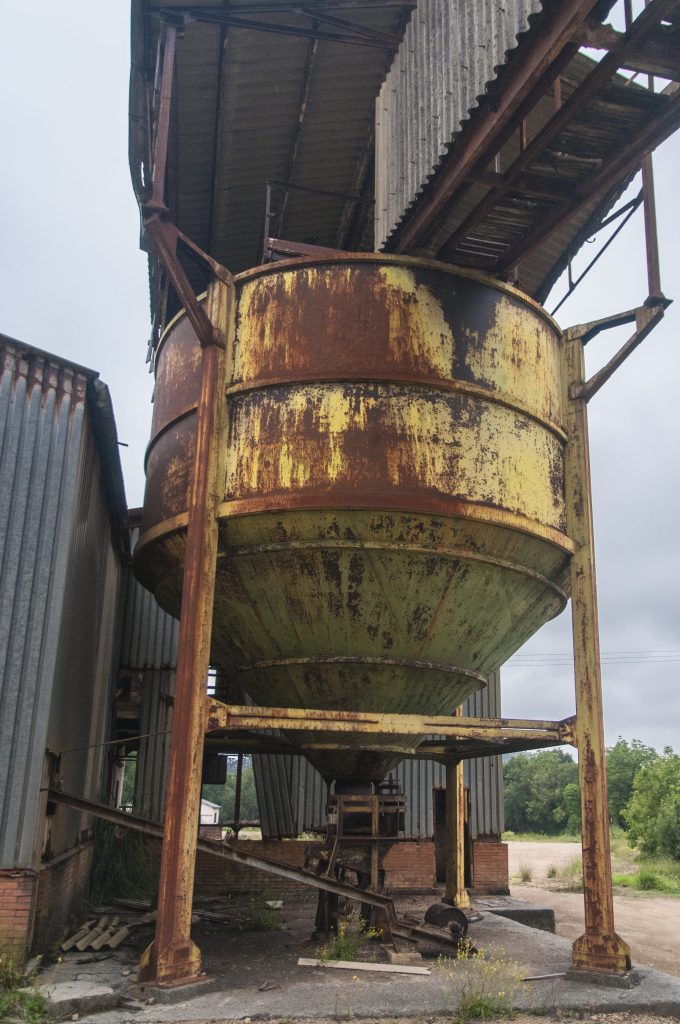 Mina San José. Cinta y silo de la planta de tratamiento del mineral. Novales. Alfoz de Lloredo, Cantabria. 2017