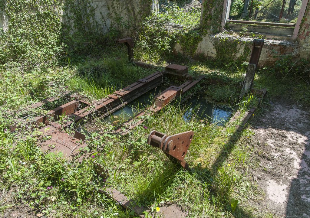 Pozo Lacuerre, del Grupo Minero La Florida. Soportes de la máquina de extracción. Herrerías, Cantabria. 2017